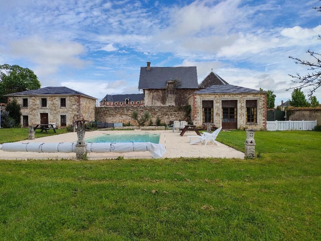 Chateau Le Puybelliard Bed and Breakfast Chantonnay Esterno foto